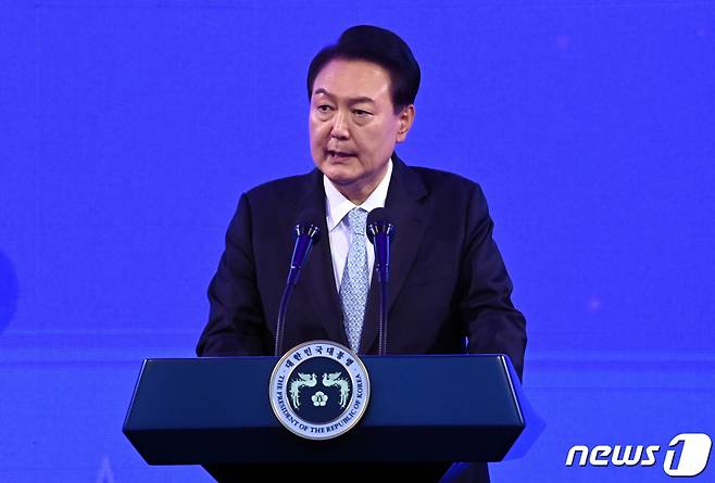 (대전=뉴스1) 김기태 기자 = 윤석열 대통령이 2일 대전 유성구 한국표준과학연구원에서 열린 대덕특구 50주년 기념식에서 격려사를 하고 있다. (사진공동취재단) 2023.11.2/뉴스1 Copyright (C) 뉴스1. All rights reserved. 무단 전재 및 재배포, AI학습 이용 금지.