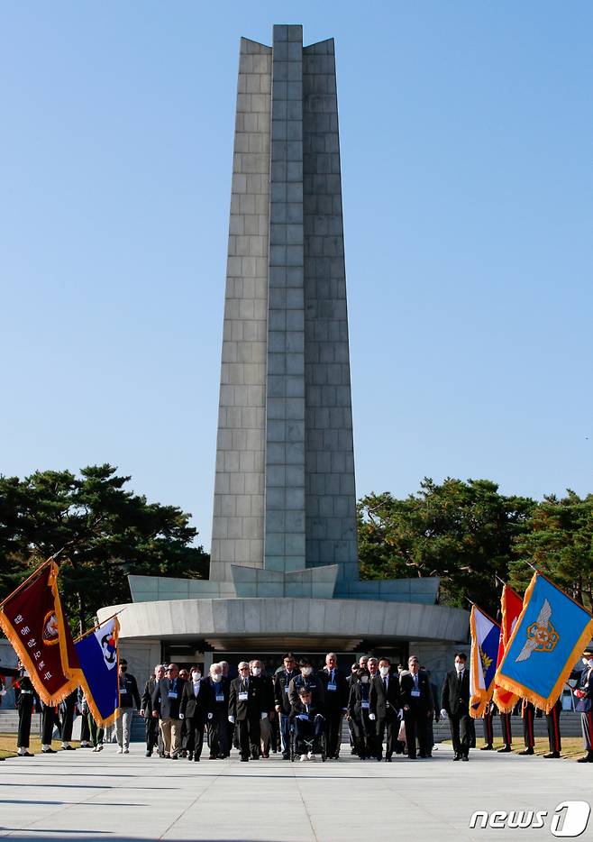 (서울=뉴스1) 안은나 기자 = 유엔참전용사 존 핸슨(John D. Hanson)와 라일 케이트(Lyle L. Cate)를 비롯한 미국·영국·이탈리아 3개국 유엔군사령부·주한미군 복무장병들과 가족들이 25일 오전 동작구 국립서울현충원을 찾아 현충탑 참배를 마친 뒤 이동하고 있다. 2022.10.25/뉴스1  Copyright (C) 뉴스1. All rights reserved. 무단 전재 및 재배포 금지.