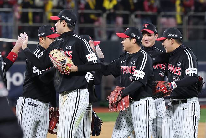 11일 오후 경기도 수원시 장안구 수원KT위즈파크에서 열린 '2023 신한은행 SOL KBO 포스트시즌' 한국시리즈 4차전 kt 위즈와 LG 트윈스의 경기를 15대4로 승리를 거둔 LG 선수들이 자축하고 있다. / 사진=뉴스1 이재명 기자