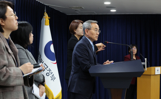 김우승 글로컬대학위원회 부위원장이 13일 정부서울청사에서 글로컬대학 본지정 결과 브리핑을 하고 있다. 뉴시스