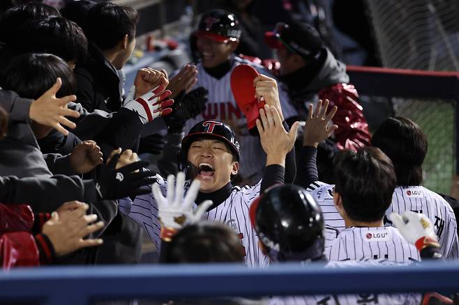 13일 서울 잠실야구장에서 열린 2023 KBO 한국시리즈 5차전 kt wiz와 LG 트윈스의 경기. 5회말 무사 2,3루 LG 김현수 2타점 적시타 때 득점에 성공한 2루주자 박해민이 더그아웃에서 동료들과 기뻐하고 있다. 연합뉴스