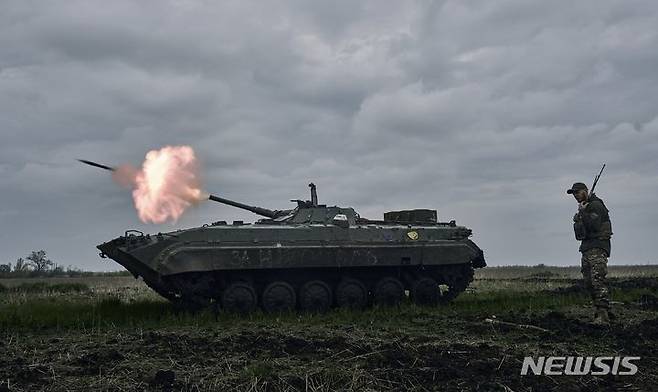 [아우디이우카=AP/뉴시스] 우크라이나는 지난 5일(현지시간) 러시아군 사상자가 하루 사이 990명 늘어 총 30만5090명이 됐다고 추산했다. 지난 4월 사진에서 우크라이나군이 도네츠크주 아우디이우카 인근에서 러시아군 진지를 향해 발포하고 있다. 2023.11.13.