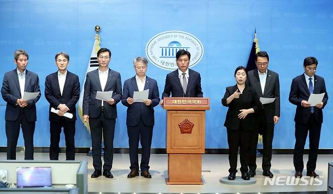 [서울=뉴시스] 조성봉 기자=  12일 오후 서울 여의도 국회 소통관에서 국회 과학기술방송통신위 야당 간사인 조승래 더불어민주당 의원을 비롯한 과방위원들이 국민의힘 규탄 기자회견을 하고 있다. 민주당 과방위원들은 기자회견문을 통해 "국민의힘과 장제원 위원장은 언론장악 홍위병 노릇을 중단하라"고 촉구했다. 2023.09.12. suncho21@newsis.com