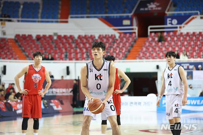 [서울=뉴시스]프로농구 수원 KT 하윤기 (사진 = KBL 제공)