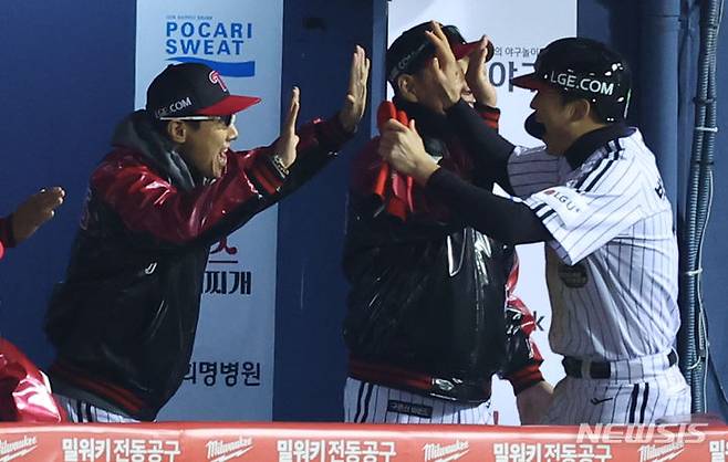 [서울=뉴시스] 최진석 기자 = 13일 송파구 잠실야구장에서 열린 '2023 신한은행 쏠 KBO 한국시리즈(KS)' 5차전 kt 위즈와 LG 트윈스의 경기. 5회말 1사 2,3루 상황 LG 염경엽 감독이 김현수의 안타 때 득점을 올린 2루주자 박해민과 기뻐하고 있다. 2023.11.13. myjs@newsis.com