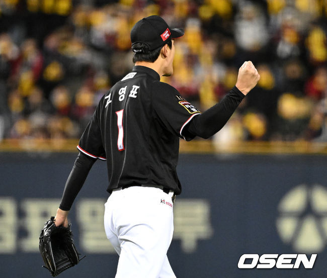 [OSEN=잠실, 이대선 기자] 13일 오후 서울 잠실야구장에서 2023 KBO 프로야구 포스트시즌 한국시리즈 5차전 LG 트윈스와 KT 위즈의 경기가 열렸다.2회말 1사 1,3루에서 KT 고영표가 LG 박동원을 병살타로 처리하고 주먹을 쥐고 있다. 2023.11.13 /sunday@osen.co.kr