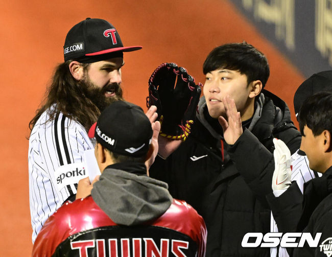 [OSEN=잠실, 최규한 기자] 13일 서울 잠실야구장에서 ‘2023 신한은행 SOL KBO 포스트시즌 한국시리즈’ 5차전 LG 트윈스와 KT 위즈의 경기가 열렸다. 5회초 KT 공격을 막아낸 LG 선발 켈리가 더그아웃으로 향하며 동료들과 인사를 나누고 있다. 2023.11.13 / dreamer@osen.co.kr