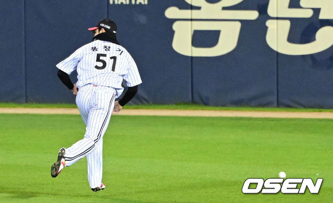 [OSEN=잠실, 최규한 기자] 13일 서울 잠실야구장에서 ‘2023 신한은행 SOL KBO 포스트시즌 한국시리즈’ 5차전 LG 트윈스와 KT 위즈의 경기가 열렸다. 1회초 1사 주자없는 상황 KT 김상수의 안타 때 LG 우익수 홍창기가 포구 실책을 범하고 있다. 2023.11.13 / dreamer@osen.co.kr