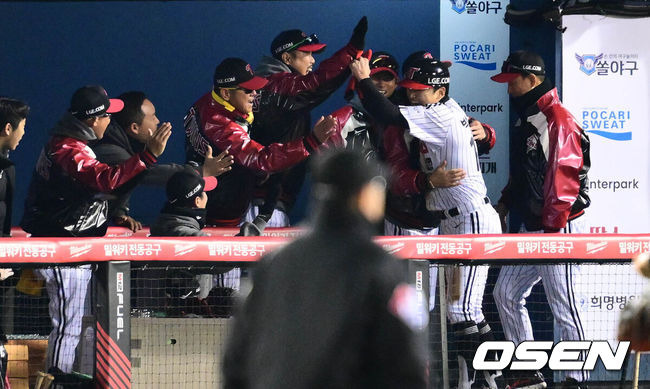 [OSEN=잠실, 조은정 기자]13일 잠실야구장에서 2023 신한은행 SOL KBO 포스트시즌 한국시리즈 LG 트윈스와 KT 위즈의 5차전 경기가 열렸다. 3회말 1사 3루 LG 김현수의 땅볼에 득점을 올린 박해민이 더그아웃에서 염경엽 감독의 환영을 받고 있다. 2023.11.13 /cej@osen.co.kr