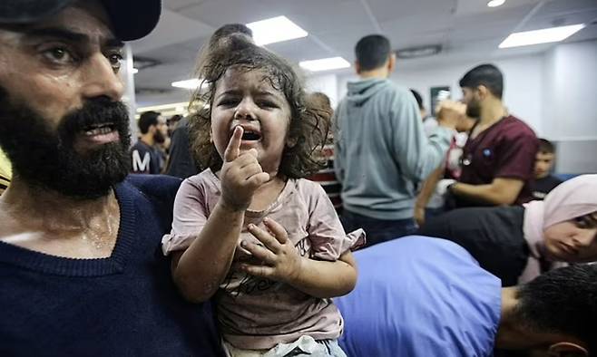 팔레스타인 자치정부에 따르면, 이스라엘군의 가자지구 공습으로 사망한 민간인 중 40%는 어린이로 확인됐다. 사진=병원에서 울고 있는 가자지구의 어린아이 AFP 연합뉴스