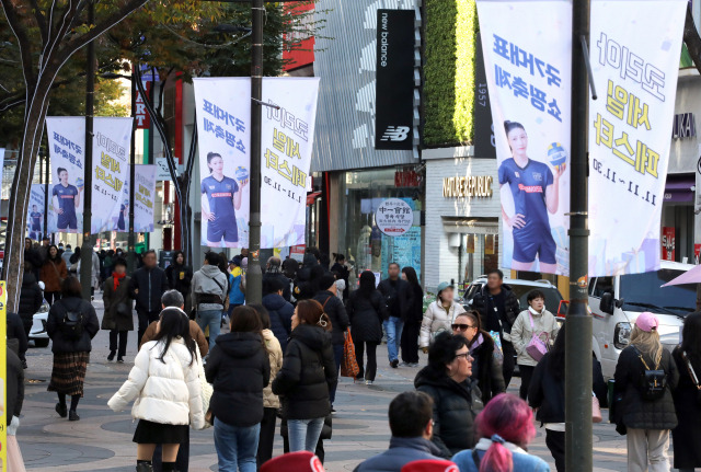 12일 서울 명동 거리가 시민과 관광객들로 북적이고 있다. 연합뉴스