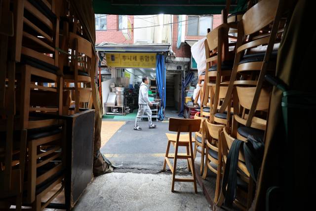 15일 서울 중구 황학동 주방거리에 중고 주방 기구와 가구들이 쌓여 있다. 연합뉴스