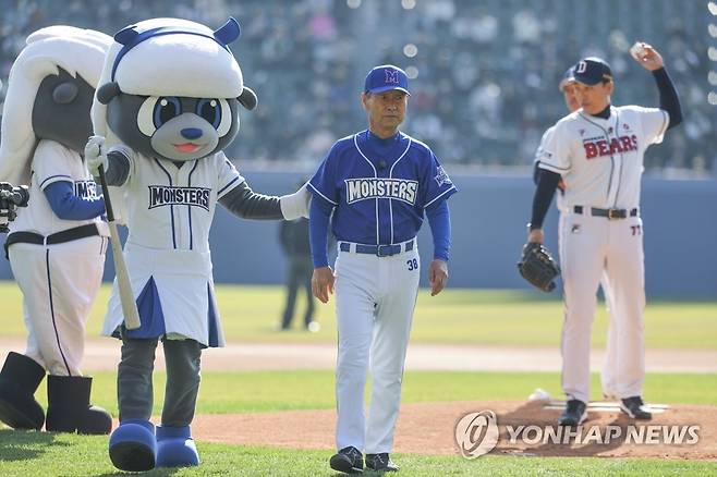 시구·시타 나선 이승엽·김성근 감독 (서울=연합뉴스) 서대연 기자 = 이승엽 두산 베어스 감독과 김성근 최강 몬스터즈 감독이 20일 서울 잠실야구장에서 열린 이벤트 경기를 앞두고 시구·시타에 나서고 있다. 2022.11.20 dwise@yna.co.kr