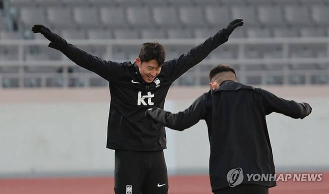 몸 푸는 손흥민 (서울=연합뉴스) 김인철 기자 = 한국 축구대표팀 손흥민이 13일 서울 양천구 목동운동장에서 2026 국제축구연맹(FIFA) 북중미 월드컵 아시아 2차 예선 1차전 싱가포르와 경기를 앞두고 열린 훈련에서 몸을 풀고 있다. 2023.11.13 yatoya@yna.co.kr