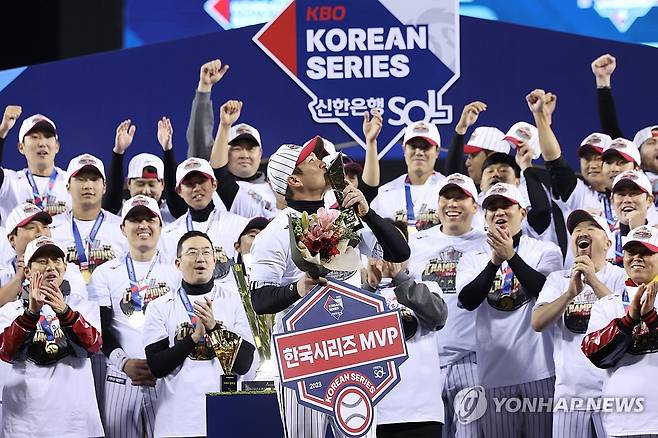 한국시리즈 MVP 오지환 (서울=연합뉴스) 신현우 기자 = 13일 서울 잠실야구장에서 열린 2023 KBO 한국시리즈 5차전 kt wiz와 LG 트윈스의 경기. LG가 6-2로 승리하며 한국시리즈 우승을 확정 지은 뒤 한국시리즈 최우수선수에 선정된 LG 오지환이 기념 촬영하고 있다. 2023.11.13 nowwego@yna.co.kr