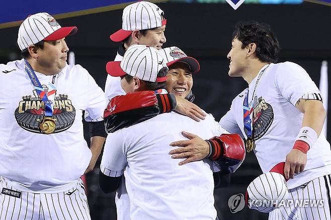 우승 만든 감독과 캡틴 (서울=연합뉴스) 신현우 기자 = 13일 서울 잠실야구장에서 열린 2023 KBO 한국시리즈 5차전 kt wiz와 LG 트윈스의 경기에서 LG가 kt를 6-2로 꺾고 우승을 차지한 뒤 시상식에서 염경엽 감독과 주장 오지환이 포옹하고 있다. 2023.11.13 nowwego@yna.co.kr