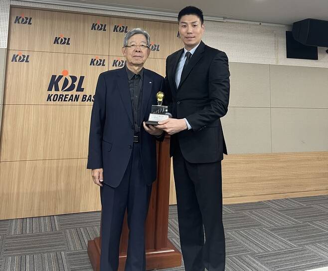 박경진 심판(오른쪽)과 김희옥 KBL 총재 사진=KBL 제공