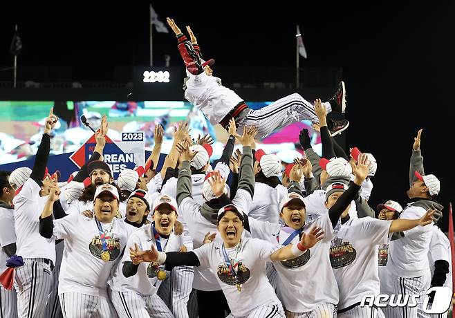 13일 오후 서울 송파구 잠실야구장에서 열린 프로야구 '2023 신한은행 SOL KBO 포스트시즌' 한국시리즈 5차전 LG 트윈스와 kt 위즈의 경기에서 LG 트윈스가 6대2로 승리하며 우승을 차지했다. 염경엽 LG 감독이 선수들에게 헹가래를 받고 있다. 2023.11.13/뉴스1 ⓒ News1 김진환 기자