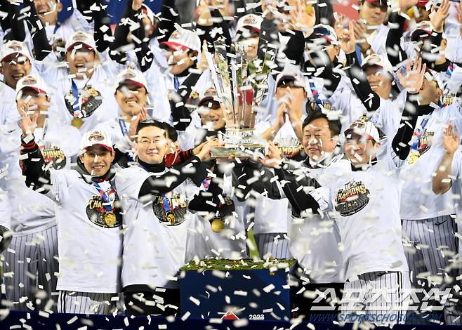 13일 잠실야구장에서 열린 KT와 LG의 한국시리즈 5차전 경기, LG가 승리하며 한국시리즈 우승을 차지했다. 염경엽 감독, 구광모 LG그룹 회장, 차명석 단장, 오지환이 우승트로피를 들어올리고 있다. 잠실=허상욱 기자wook@sportschosun.com/2023.11.13/