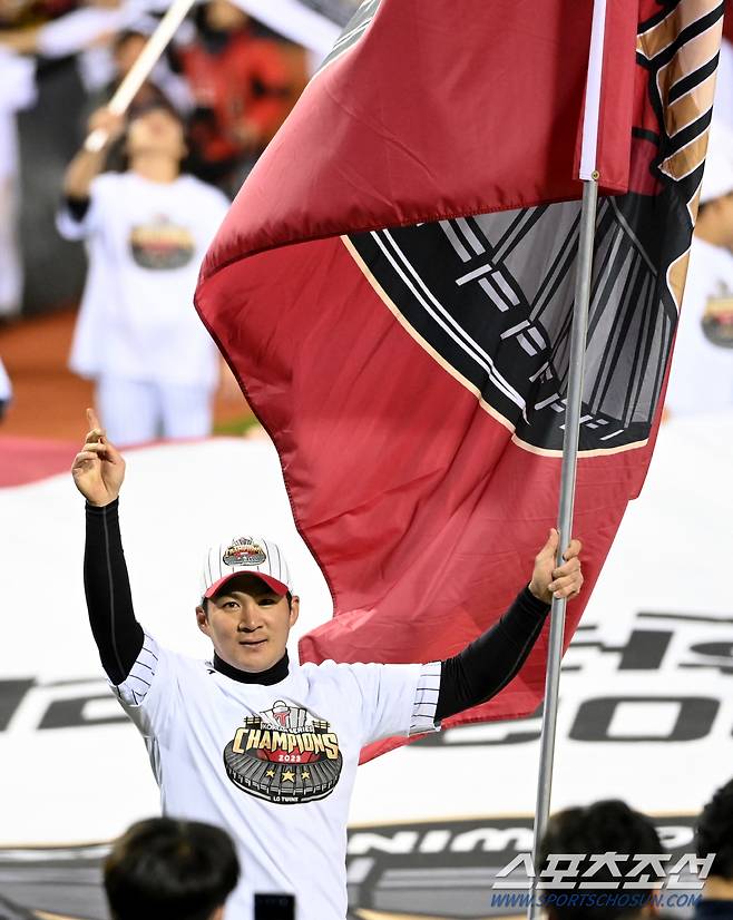 13일 잠실야구장에서 열린 KT와 LG의 한국시리즈 5차전 경기, LG가 승리하며 한국시리즈 우승을 차지했다. 오지환이 팬들과 기쁨을 나누고 있다. 잠실=허상욱 기자wook@sportschosun.com/2023.11.13/