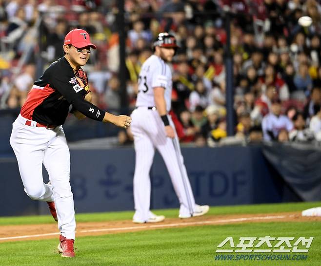 6일 잠실야구장에서 열린 KIA와 LG의 경기, 2회말 무사 3루 KIA 3루수 김도영이 LG 오지환의 타구를 잡아 1루로 던지고 있다. 오지환은 1루 세이프. 잠실=허상욱 기자wook@sportschosun.com/2023.10.06/