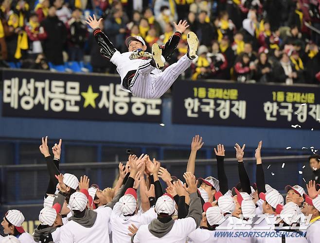 13일 서울 잠실구장에서 열린 KT와 LG의 한국시리즈 5차전. LG가 5차전을 승리하며 한국시리즈 우승을 차지했다. 선수들이 염경엽 감독을 헹가래치고 있다. 잠실=정재근 기자 cjg@sportschosun.com/2023.11.13/