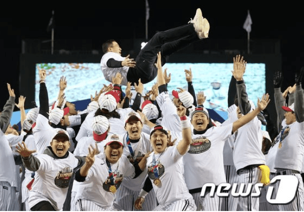 13일 오후 서울 송파구 잠실야구장에서 열린 프로야구 '2023 신한은행 SOL KBO 포스트시즌' 한국시리즈 5차전 LG 트윈스와 kt 위즈의 경기에서 LG 트윈스가 6대2로 승리하며 우승을 차지했다. 구광모 LG 회장이 선수들에게 헹가래를 받고 있다. 2023.11.13/뉴스1 © News1 김진환 기자