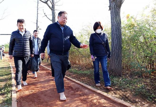 김경일 파주시장이 맨발걷기 산책로 조성을 위해 김포 선형공원 황톳길을 걷고 있다. [사진제공=파주시]