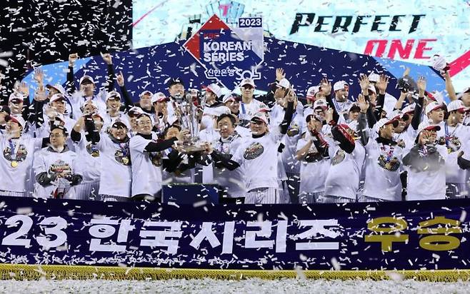 13일 서울 잠실야구장에서 열린 2023 KBO 한국시리즈 5차전 kt wiz와 LG 트윈스의 경기에서 kt를 6-2로 꺾고 우승을 차지한 LG 선수들이 트로피와 함께 기념 촬영하고 있다. [사진=연합뉴스]