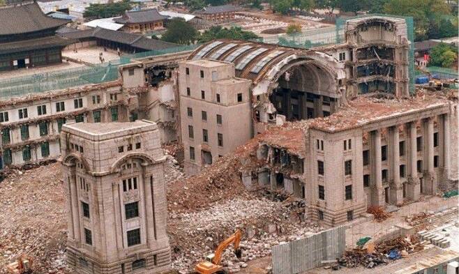 김영삼 정부는 1995년 8월 15일 광복절 기념식장에서 중앙청 건물의 첨탑을 기계톱으로 절단해 크레인으로 제거하는 공사를 했다. 이후 중장비 기계를 동원해 중앙청을 무너뜨리고 있다. 중앙청 건물은 1996년에 완전 해체됐다.