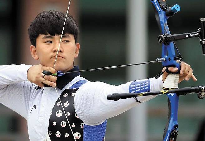 김제덕이 23일 강원 원주양궁장에서 열린 '2020 도쿄 올림픽' 국가대표 최종 2차 평가전에서 과녁을 겨냥하는 모습. 김제덕은 2019년 선발전에서 탈락했지만, 코로나 사태로 올해 다시 열린 선발전에서 3위에 올라 도쿄행 티켓을 거머쥐었다. /연합뉴스