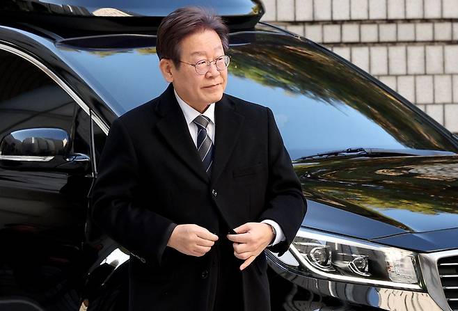 이재명 더불어민주당 대표가 14일 오전 서울 서초구 서울중앙지방법원에서 열린 대장동 의혹 관련 특정범죄 가중처벌 등에 관한 법률 위반(뇌물) 등 2심 공판에 출석하고 있다./뉴스1