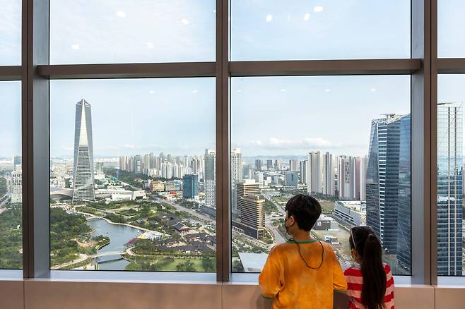 G타워 33층엔 인천경제자유구역 홍보관과 함께 전망대가 있다. 4면이 통유리로 돼 서는 방향에 따라 송도국제도시를 파노라마 뷰로 감상할 수 있다. / 이신영 영상미디어 기자