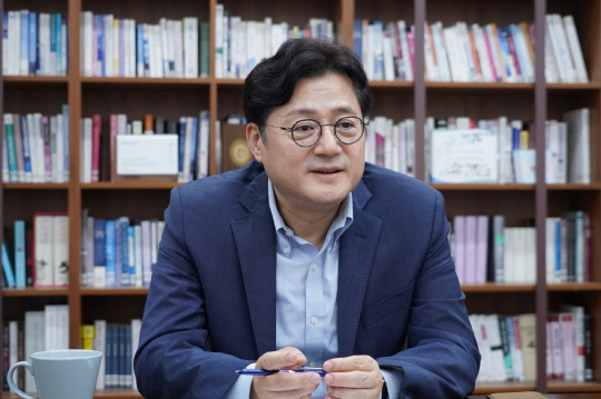 더불어민주당 홍익표 원내대표는 14일 대전일보와 인터뷰에서 민주당의 기존 전략은 충청을 국토의 중심에서 성장의 중심으로 발전시키는 것으로 충청의 새로운 경제지도를 완성하겠다고 약속했다. 사진=더불어민주당 원내대표실 제공