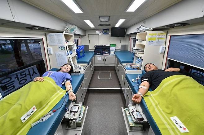 삼성전기 직원들이 지난 10월 31일 부산사업장에서 헌혈에 참여하고 있다.ⓒ삼성