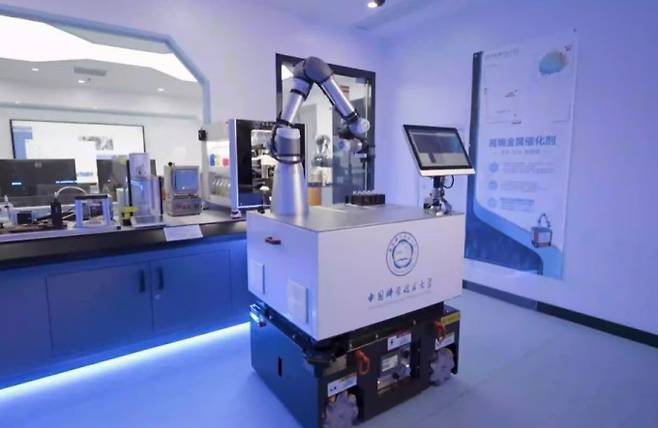 중국과학기술대가 개발한 인공지능(AI) 로봇 화학자의 모습. 네이처 제공.