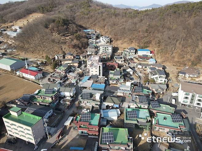 경기 용인시가 산업부에서 주관하는 '2024년 신재생에너지 융복합지원사업'에 선정돼 국비 8억2441만원을 확보했다. 사진은 모현읍 일산1리 일원에 태양광설비를 설치한 모습.