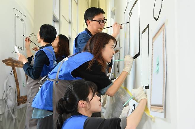 삼성물산 패션부문 임직원들이 지난 8일 서울 개포동 강남장애인복지관에서 벽화그리기 봉사활동을 펼치고 있다. 삼성전자 제공