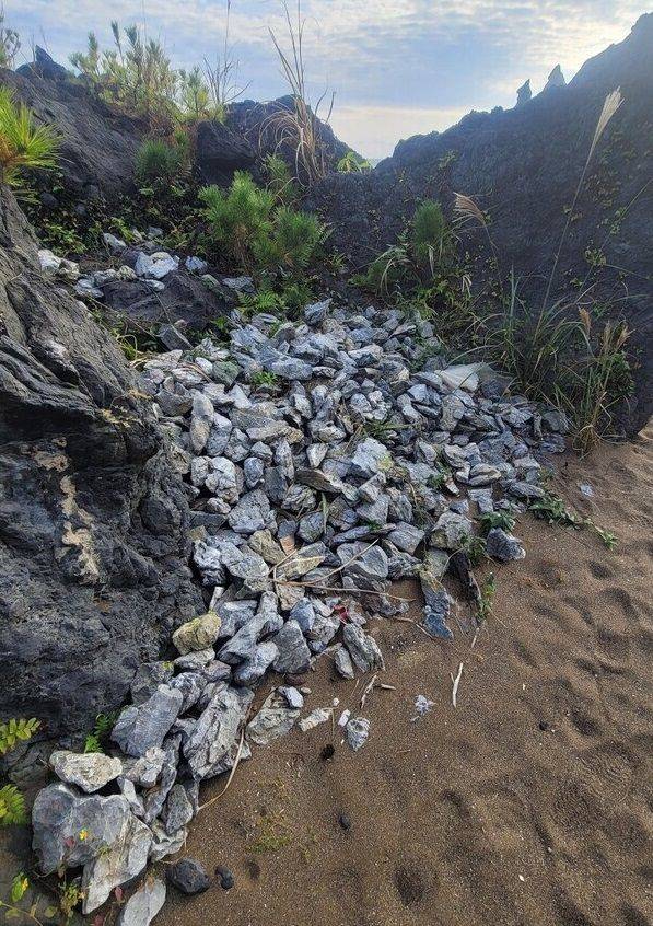 서귀포시 안덕면 황우치해변에 쌓여있는 돌 무더기. 출처=제주의소리