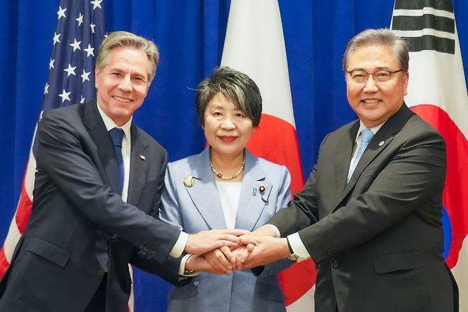 [서울=뉴시스] 한미일 외교장관이 한국시간 15일 오전 미국 샌프란시스코에서 3국 정상회의를 갖는다. 사진은 박진 외교부 장관이 지난 9월22일(현지시간) 토니 블링컨 미국 국무장관 및 가미카와 요코 일본 외무대신과 약식 회의를 갖는 모습. (사진=외교부 제공) 2023.11.14. photo@newsis.com /사진=뉴시스