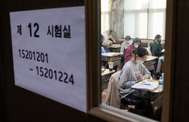 2023학년도 대학수학능력시험이 치러지는 11월23일 오전 서울 중구 이화자외국어여자고등학교에서 한 수험생이 시험을 준비하고 있다. 사진공동취재단