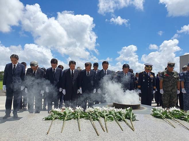 제주4·3유족회와 제주도재향경우회가 지난 8월2일 오전 제주4·3평화공원에서 합동참배하고 있다. 두 단체는 지난 2013년 ‘화해와 상생’을 선언한 이후 해마다 합동참배 행사를 이어오고 있다. 허호준 기자