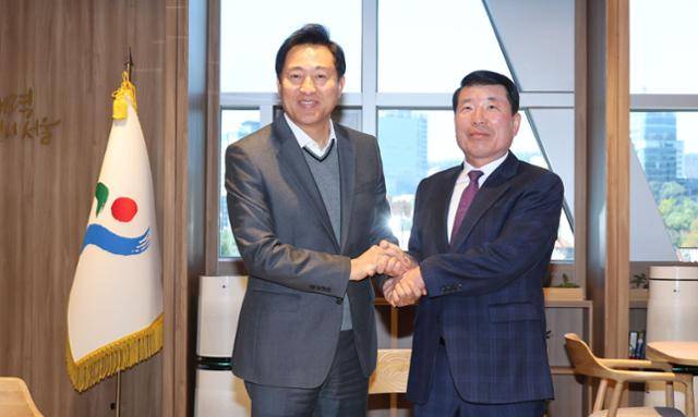 오세훈 서울시장(왼쪽)과 백경현 구리시장이 13일 서울시청에서 구리시의 서울시 편입 방안 등을 논의하기에 앞서 인사하고 있다. 최주연 기자
