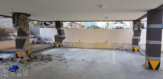 2017년 11월 15일 경북 포항에서 일어난 규모 5.4의 지진으로 포항시 북구 장량동 한 다가구주택 건물의 1층 기둥이 부서져 있다. 한국일보 자료사진