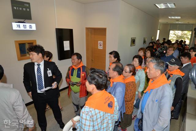 정부를 상대로 포항지진 위자료 청구소송을 제기한 포항시민들이 법원에 들어가고 있다. 한국일보 자료사진