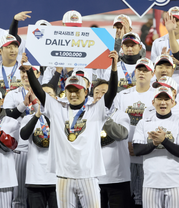 kt위즈와 LG 트윈스의 2023 KBO 한국시리즈 5차전 경기가 13일 오후 서울 잠실야구장에서 열렸다. LG가 6-2로 승리하고 29년만에 우승 했다. LG 박해민이 5차전 MVP를 수상하고있다. 잠실=정시종 기자