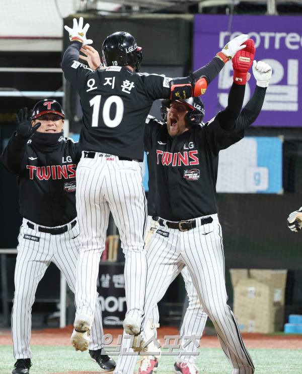 2023 KBO 프로야구 포스트시즌 kt 위즈와 LG 트윈스의 한국시리즈 3차전 경기가 10일 오후 경기도 수원 kt위즈파크에서 열렸다. 9회초 2사 1,2루 역전 스리런홈런을 친 오지환이 환호하며 홈인하고 있다. 수원=김민규 기자