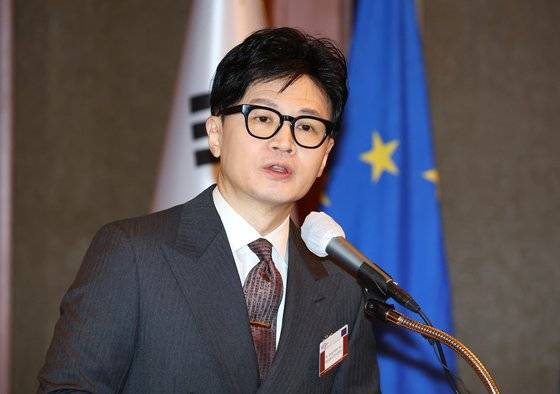 한동훈 법무부 장관이 14일 오전 서울 중구 롯데호텔에서 열린 법무부-국제형사재판소(ICC) 고위급 공동세미나에서 개회사를 하고 있다. 연합뉴스