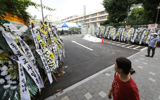 서울 서초구 서이초등학교 앞으로 시민들이 지나고 있다. 뉴시스