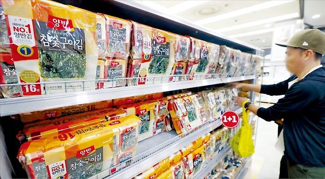 해양수산부는 6일 수산물 물가를 집중 관리하기 위해 물가안정대응반을 가동한다고 발표했다. 서울의 한 대형마트에서 소비자가 김 제품을 고르고 있다. /연합뉴스